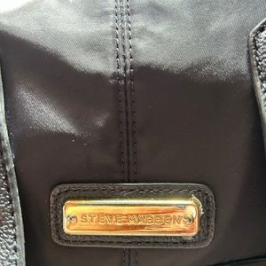 Steve madden shoulder bag. minimal damage;one missing zipper